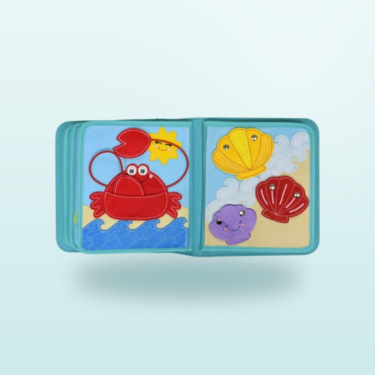 Unter Wasser Quiet Book Seite mit Krabbe mit beweglichem Greifarm an der Schnur und Muscheln mit Druckknöpfen auf sanftem Meer-Hintergrund – ab 3 Jahren